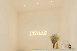 크림톤 감성의 향수 부티크 카운터 디자인